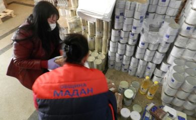 В Мадан раздават хранителни продукти на хора в затруднено положение