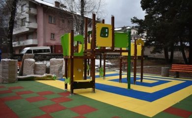 Монтираха нови детски съоръжения в градския парк в Чепеларе