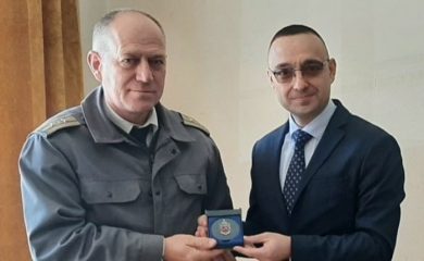 Отличиха началника на пожарната в Мадан с почетен знак