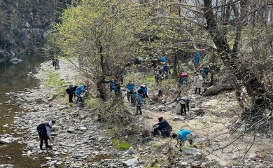 Почистиха от отпадъци река Чепеларска край Асеновград