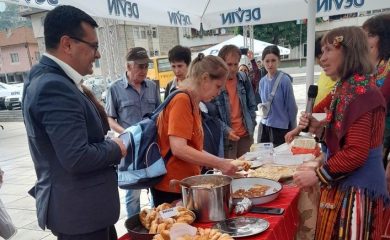 Туристи дегустираха от вкусотиите на Беден и играха хоро на площада в Девин