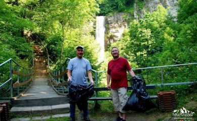 Почистиха отпадъци и обрасли треви около Смолянския водопад