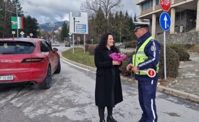 Жестът е важен! Цветя за дамите зад волана от Пътна полиция в Смолян