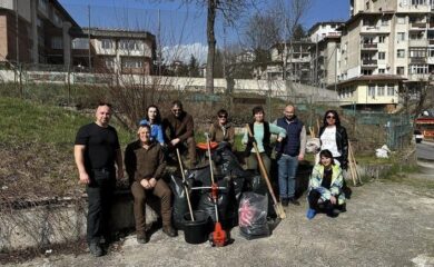 Служители на ЮЦДП-Смолян почистиха района около сградата на предприятието