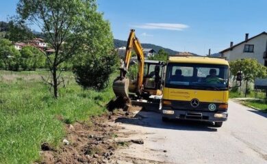 Ремонтират главния път на доспатското село Барутин