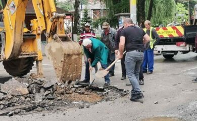 Кметът Боран Хаджиев лично се включи в ремонта на главния път в Чепеларе