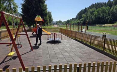 Мелемов инспектира обновената детска площадка до градския стадион