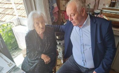 Мелемов лично поздрави столетничката Калина Щинарова от Устово