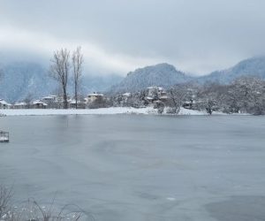 Красивото смолянско езеро Рибката замръзна