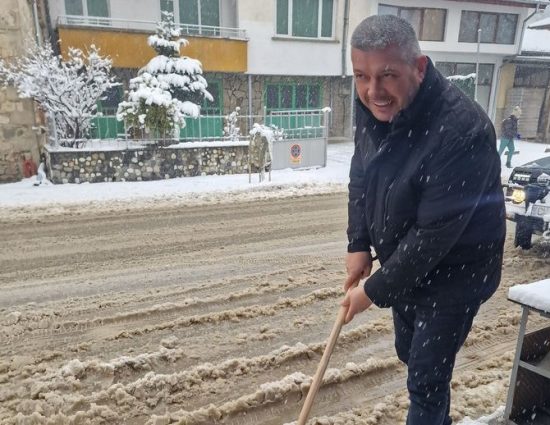 Кметът на Неделино Боян Кехайов лично се включи в снегопочистването