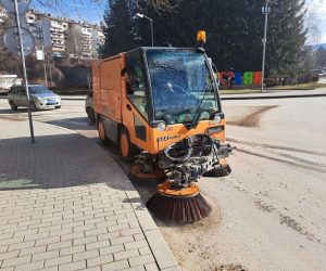 Община Смолян чисти улиците от пясъка и стартира пролетно зацветяване