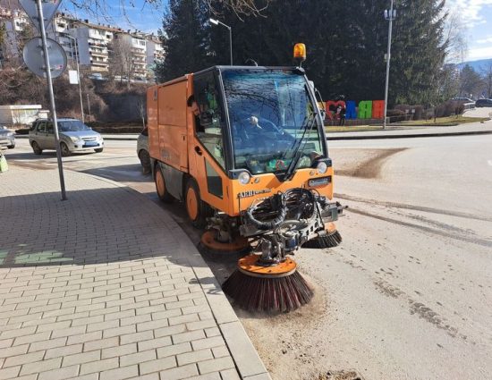 Община Смолян чисти улиците от пясъка и стартира пролетно зацветяване