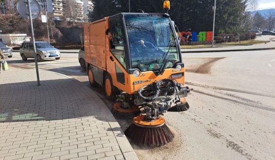 Община Смолян чува гражданите! Започна почистване на пясъка по улиците